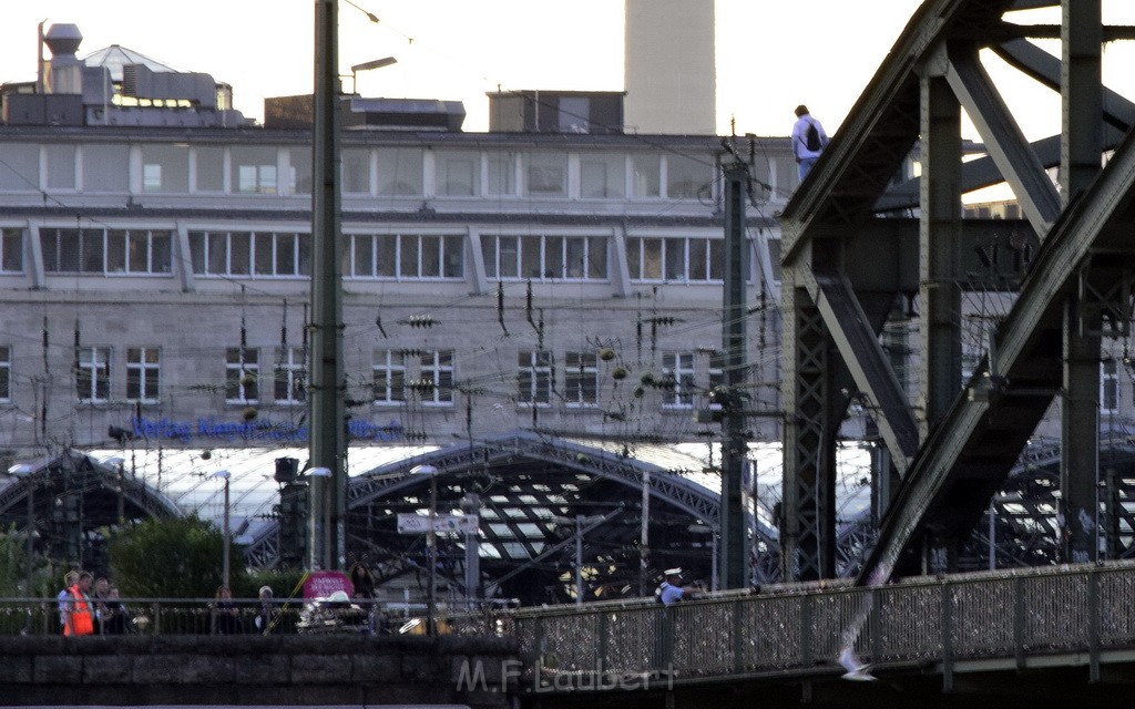 PSpringt kein Suizid Brueckenspringer Koeln Hohenzollernbruecke P190.JPG - Miklos Laubert